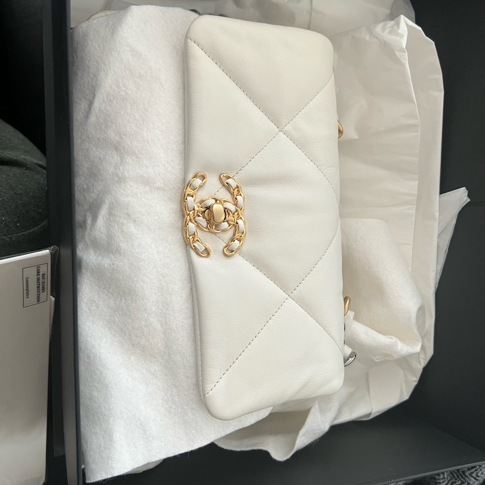 CHANEL 19 WHITE BNIB SIZE SMALL